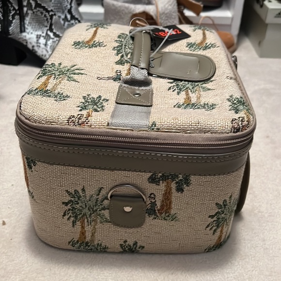 Embroidered Cosmetic bag - Picture 5 of 12